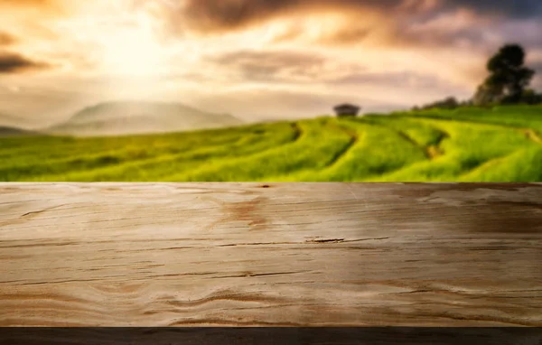 Mesa de madera marrón en la granja de verano paisaje verde . — Foto de Stock