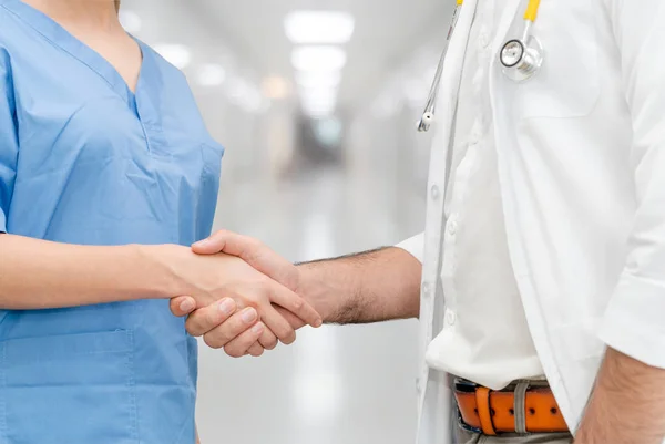 Médico no aperto de mão do hospital com outro médico . — Fotografia de Stock