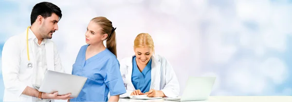 Doctor working in hospital with other doctors. — Stock Photo, Image