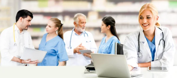 Médico que trabaja en el hospital con otros médicos . — Foto de Stock