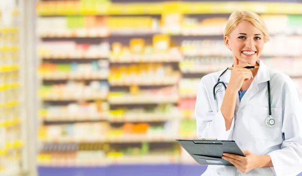 Farmacista donna che lavora in farmacia . — Foto Stock