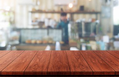 Modern restoranın bulanık arka planda ahşap masa
