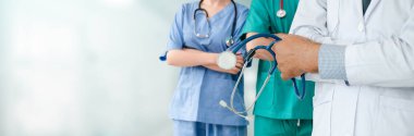 Doktor diğer doktorlar ile hastanede çalışıyor.