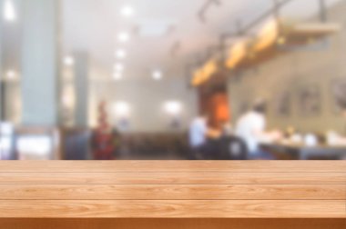 Modern restoranın bulanık arka planda ahşap masa