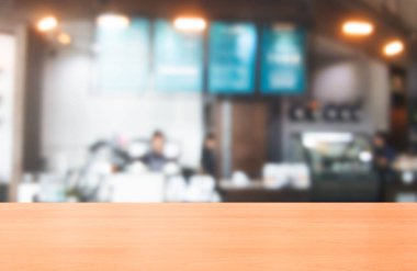 Modern restoranın bulanık arka planda ahşap masa