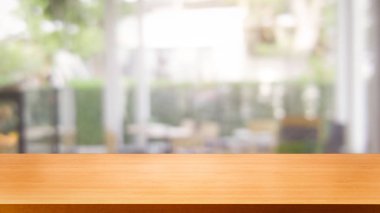 Modern restoranın bulanık arka planda ahşap masa