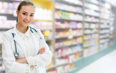 Eczanede çalışan kadın eczacı.
