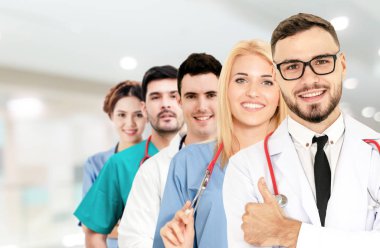 Doktor diğer doktorlar ile hastanede çalışıyor.