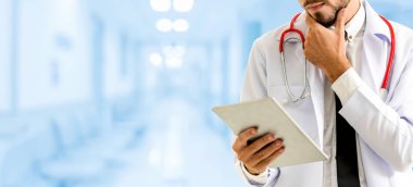 Hastanede tablet bilgisayar kullanan bir doktor..