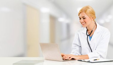 Hastanede dizüstü bilgisayar kullanan bir doktor..