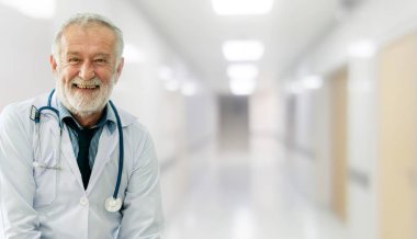 Hastanede çalışan kıdemli erkek doktor.