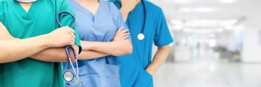 Doktor diğer doktorlar ile hastanede çalışıyor.
