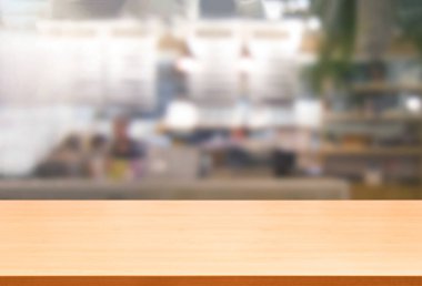 Modern restoranın bulanık arka planda ahşap masa