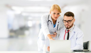 Doktorlar dizüstü bilgisayar ile hastanede çalışan.