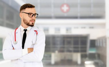 Hastanede çalışan genç erkek doktor..