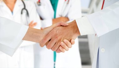 Doktor diğer doktorlar ile hastanede çalışıyor.