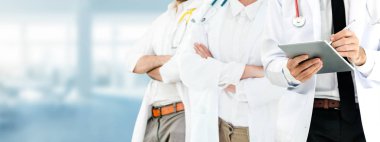 Doktor diğer doktorlar ile hastanede çalışıyor.