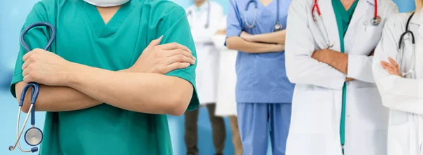 Médico que trabalha no hospital com outros médicos . — Fotografia de Stock