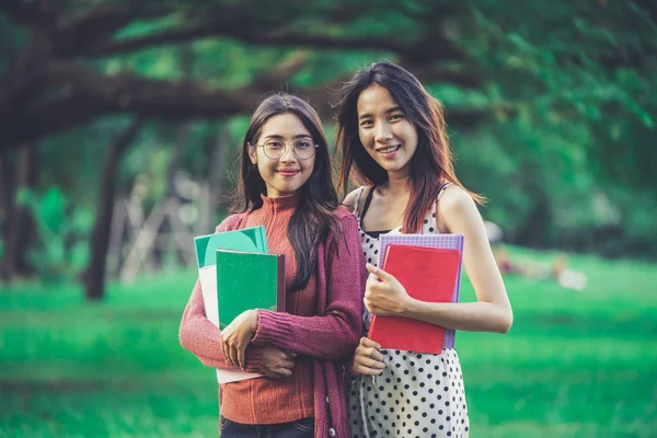 Freundinnen Junger Studentinnen Halten Bücher Der Hand Während Sie College — Stockfoto