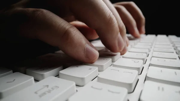 Primer plano de enfoque suave digitación del dedo en el teclado . — Foto de Stock