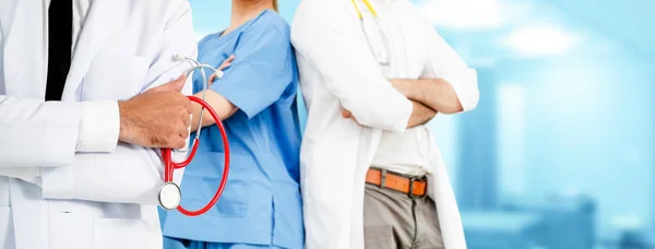 Médico que trabalha no hospital com outros médicos . — Fotografia de Stock