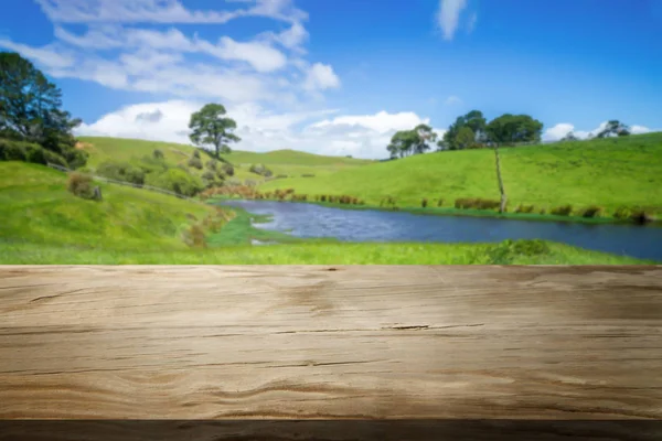 Mesa de madera marrón en la granja de verano paisaje verde . — Foto de Stock