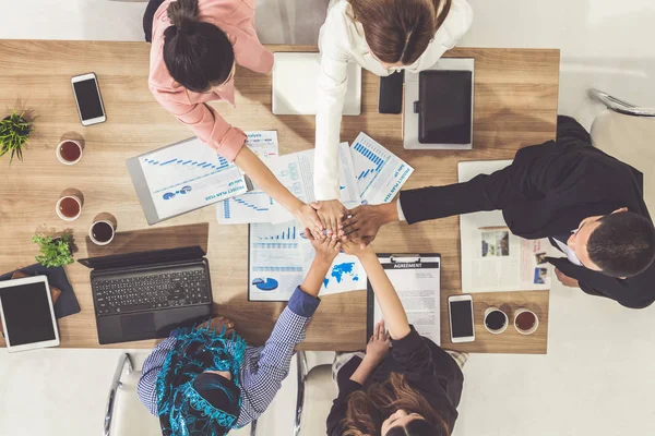 Teamwork-Geschäftsleute schließen sich bei Treffen zusammen. — Stockfoto