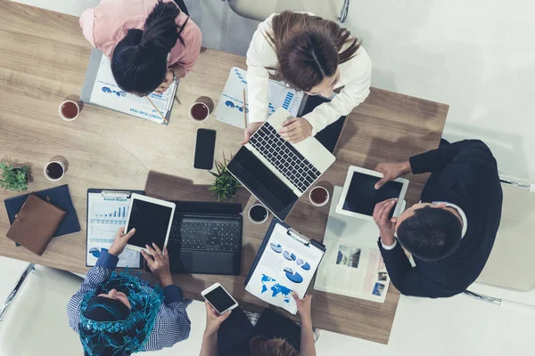 Gente de negocios en reunión de grupo en la oficina. — Foto de Stock