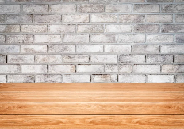 レンガの壁のぼかしの背景の前の木製のテーブル. — ストック写真