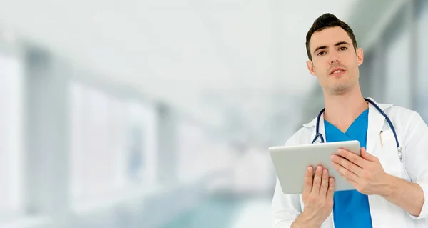 Médico usando tableta en el hospital. — Foto de Stock