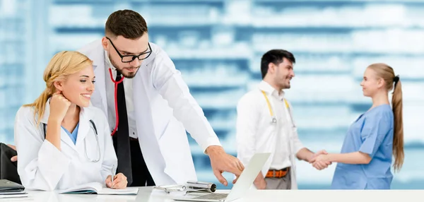 Medico che lavora in ospedale con altri medici . — Foto Stock