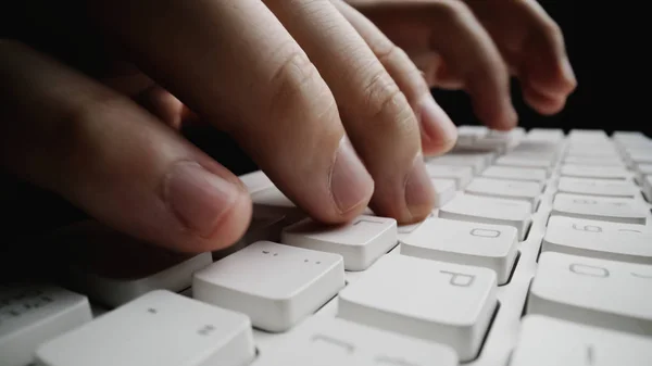 Närbild Soft-Focus finger skrivning på tangentbordet. — Stockfoto