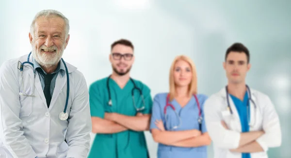 Professioneller Arzt Der Krankenhausbüro Oder Klinik Mit Anderen Ärzten Krankenschwestern — Stockfoto