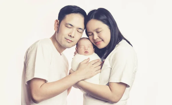 幸福亚洲家庭的母亲和小儿子在演播室拍摄肖像拥抱在一起微笑 闭上眼睛 父母与家庭关系概念 — 图库照片