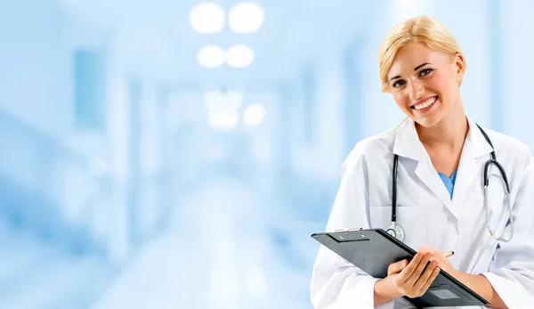 Mulher médica que trabalha no consultório do hospital. — Fotografia de Stock