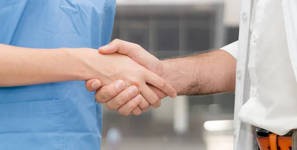 Médico no aperto de mão do hospital com outro médico . — Fotografia de Stock