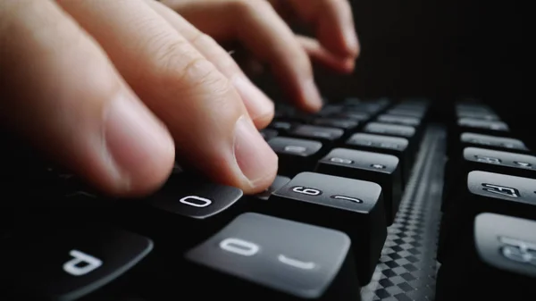 Primer plano de enfoque suave digitación del dedo en el teclado . — Foto de Stock
