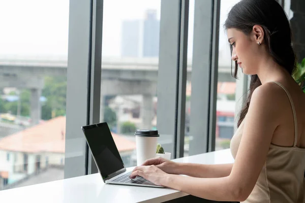 Business woman using laptop computer at cafe. — Stock Photo, Image