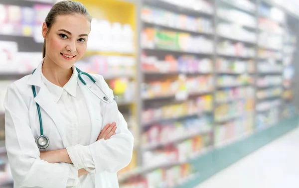 Farmacéutica mujer trabajando en farmacia . — Foto de Stock