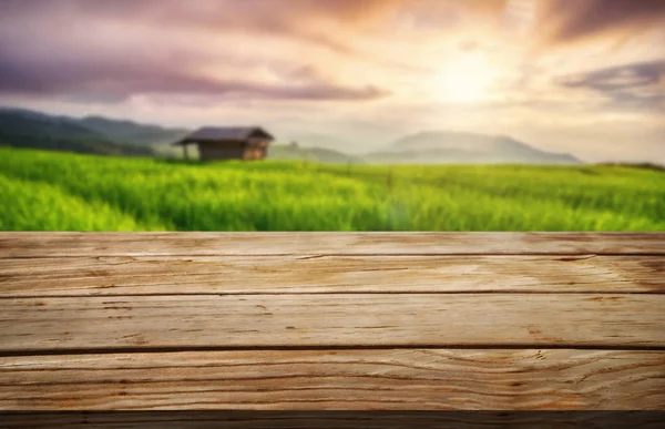 Mesa de madera marrón en la granja de verano paisaje verde . — Foto de Stock