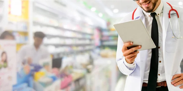 Farmacista che utilizza tablet in farmacia . — Foto Stock