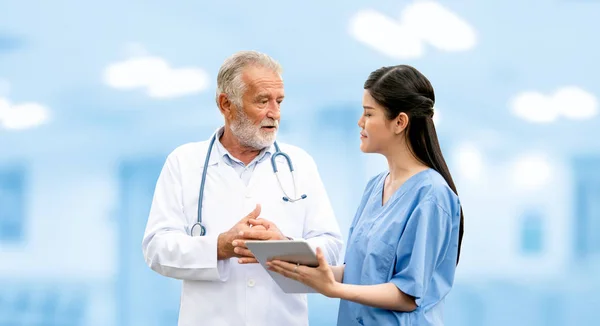 Senior and young doctor working in the hospital. — Stock Photo, Image