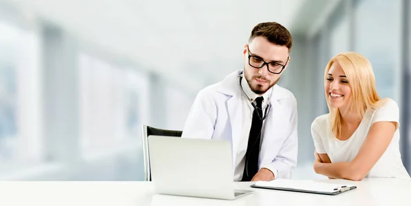 Médico conversando com paciente no hospital . — Fotografia de Stock