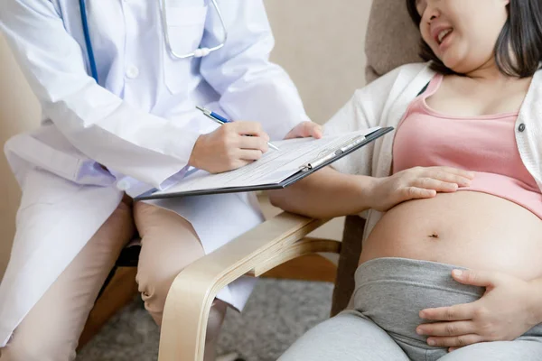 Donna incinta e ginecologo medico presso l'ospedale — Foto Stock