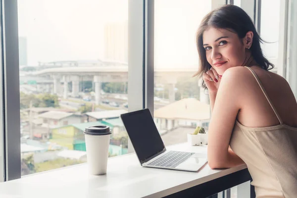 Femme d'affaires utilisant un ordinateur portable au café . — Photo