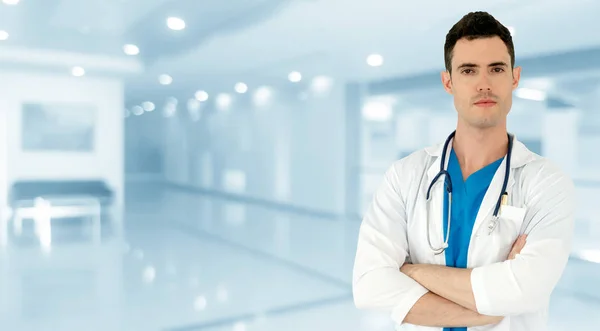 Ung manlig läkare som arbetar på sjukhuset. — Stockfoto