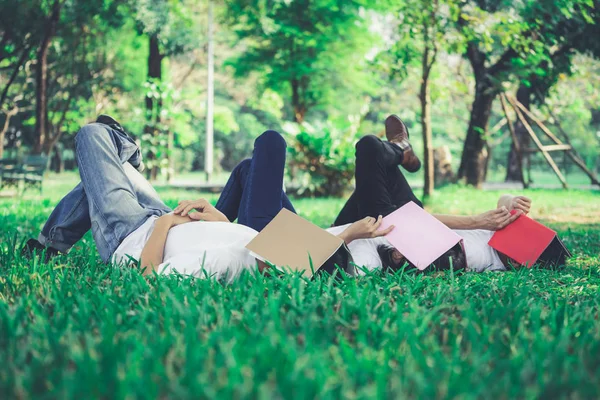 Estudantes engraçados dormindo com livros no rosto . — Fotografia de Stock