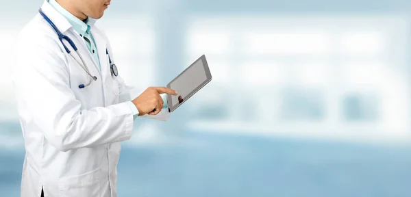 Médico com computador tablet no hospital. — Fotografia de Stock