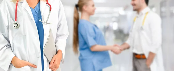 Medico che lavora in ospedale con altri medici . — Foto Stock