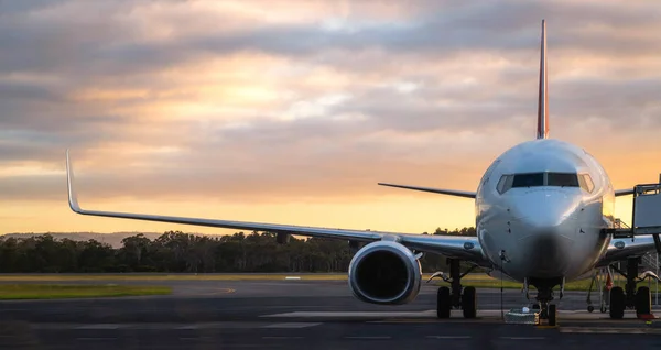 Самолет на взлетно-посадочной полосе аэропорта в Сансет в Тасмании — стоковое фото